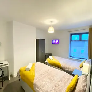  Holiday home Emerald Living, 4 Bedrooms In The Heart Of Swansea!
